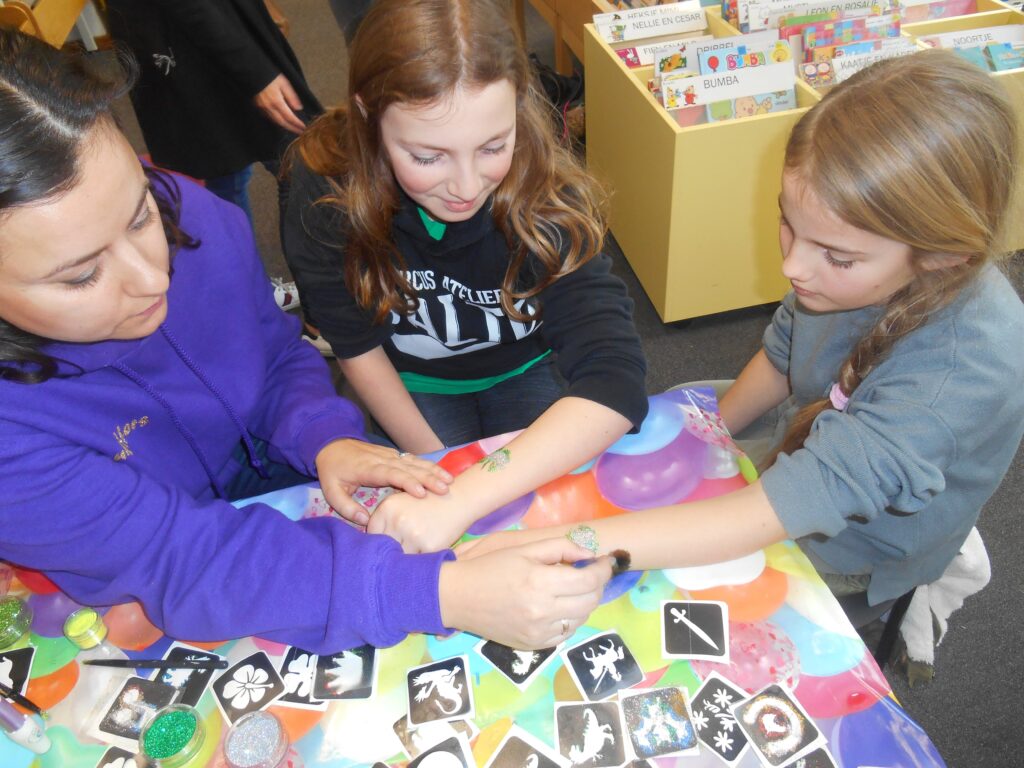 Kinderen aan het knutselen tijdens workshop in bibliotheek