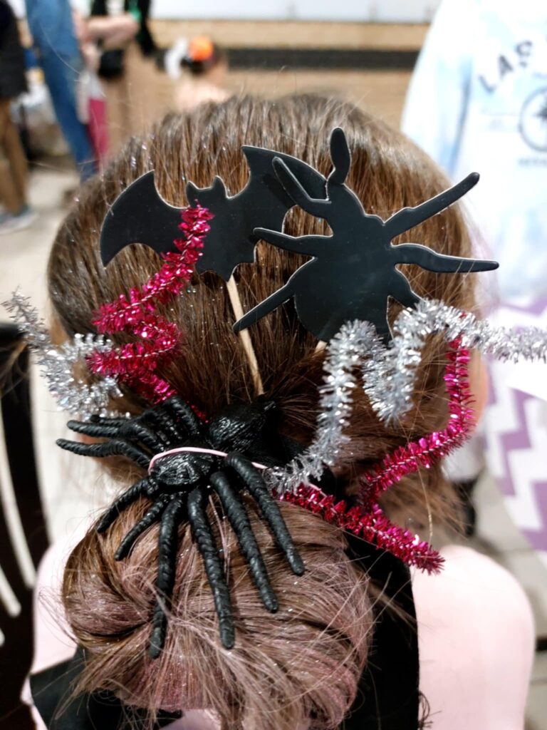 Halloween kapsel met spinnen en glitter decoratie